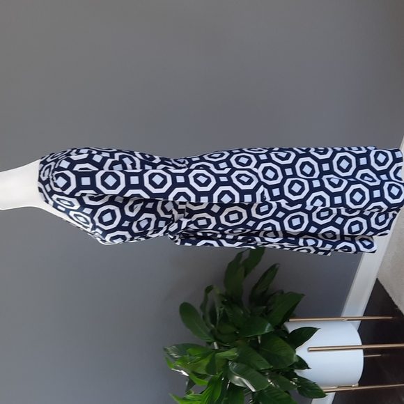 Blue and white geometric print dress - Picture 2 of 12